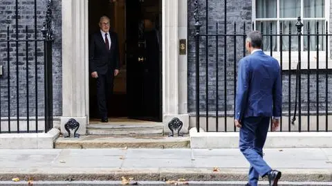 Pedro Sanchez i Keir Starmer przy Downing Street