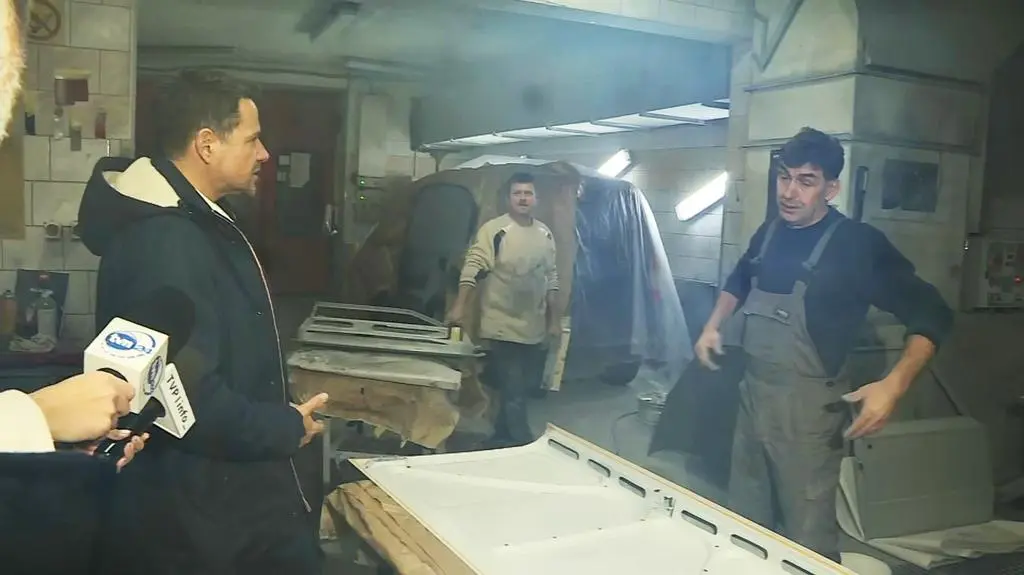 Rafał Trzaskowski w warsztacie samochodowym