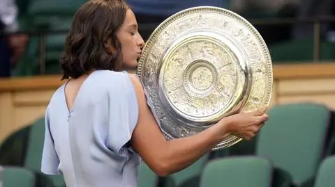 Iga Świątek pozuje podczas sesji. Elegancka sukienka od gwiazdy