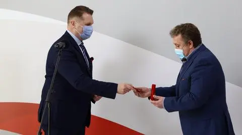 Dyrektor otrzymał medal za "szczególne zasługi dla oświaty i wychowania"
