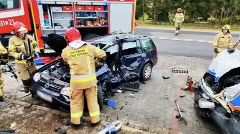 Zderzenie karetki z autem osobowym we Wręczycy Wielkiej