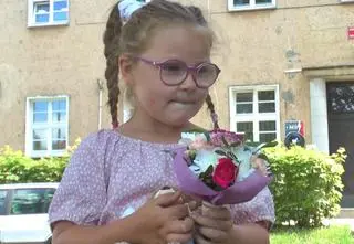 Pięcioletnia Lenka zadzwoniła na 112 i uratowała mamę. Mała bohaterka dostała od policji gratulacje i prezenty