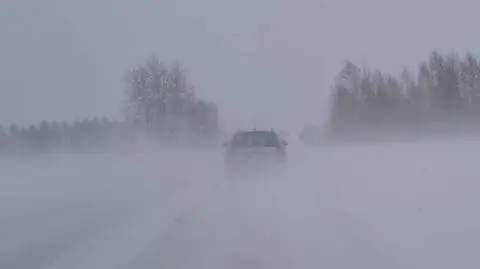 Samochód w śnieżycy