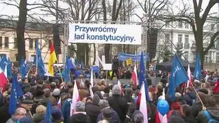 Tłum manifestantów przed siedzibą TK w Warszawie
