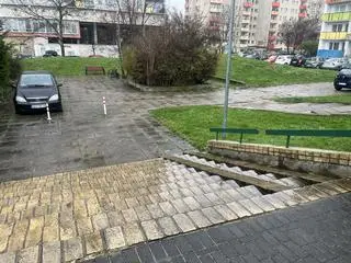 Schody w budynku szkoły specjalnej w Opolu przy ul. Bytnara "Rudego" 