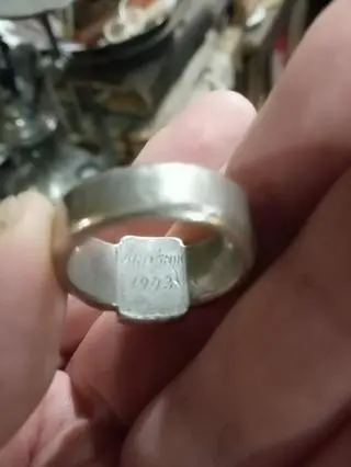 Na wewnętrznej stronie sygnetu napisano "KRAŚNIK 1943"