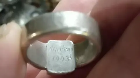 Na wewnętrznej stronie sygnetu napisano "KRAŚNIK 1943"