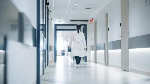 Szpital, lekarze, lekarz, medyk, sala szpitalna, łóżko szpitalne, korytarz szpitalny