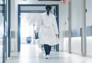 Ostrzejsze kary za agresję wobec medyków? Co sądzą Polacy