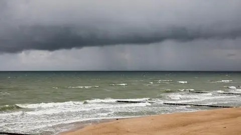Deszczowa chmura nad morzem 