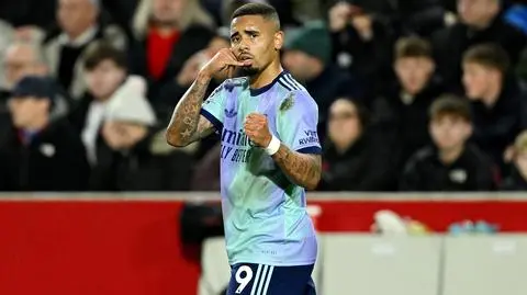 Arsenal odpowiedział na wygraną Liverpoolu. Trudna sytuacja Kiwiora