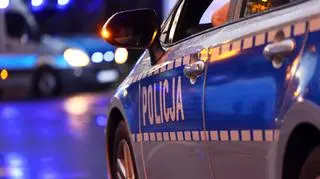 Motocyklista uciekał, radiowóz spadł z nasypu. Ranni policjanci