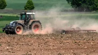 Prace na polu podczas suszy. Wieś Harkawicze w województwie podlaskim (27 maj 2025)