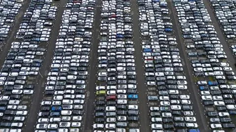 Nowe samochody na parkingu terminalu w Essen, Niemcy