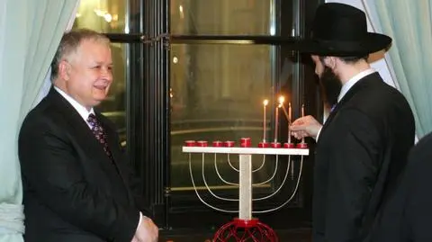 Lech Kaczyński podczas uroczystego zapalenia świec chanukowych w Pałacu Prezydenckim