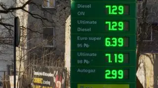 Rząd nie wyklucza interwencji w sprawie paliw. Czarnek chce obniżenia VAT-u