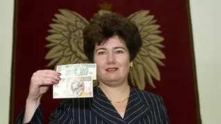 Prezes NBP Hanna Gronkiewicz-Waltz prezentuje wzory nowych banknotów 100- i 200-złotowego. Rok 1994