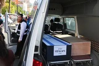 Hamas przekazał dwie trumny ze szczątkami zakładników