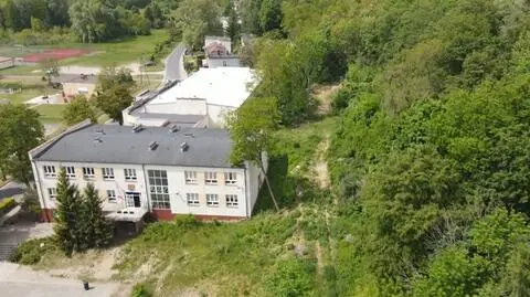 Osuwisko to problem dla szkoły, ale i dla znajdującego się skarpie osiedla