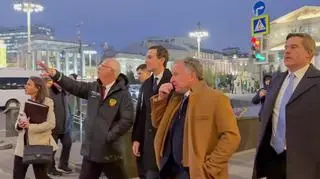 Steve Witkoff i Jared Kushner spacerujący po centrum Moskwy przed rozmowami z Władimirem Putinem