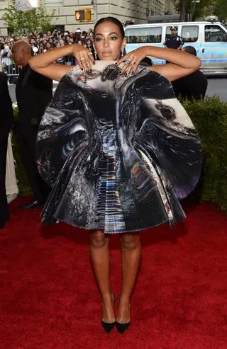Solange w projekcie Giles (2015)