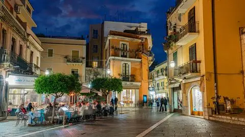 restauracja rynek wlochy shutterstock_2425226251