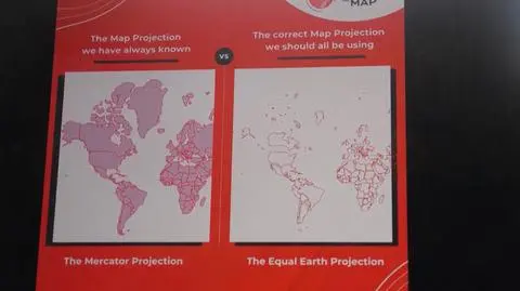Mapa Mercatora (po lewej) i mapa Equal Earth (po prawej)