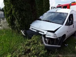 Zjechał z drogi i uderzył w drzewo. 44-latek nie żyje