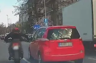 Szczecin. Motocyklista uderzał pięścią w bok jadącego samochodu