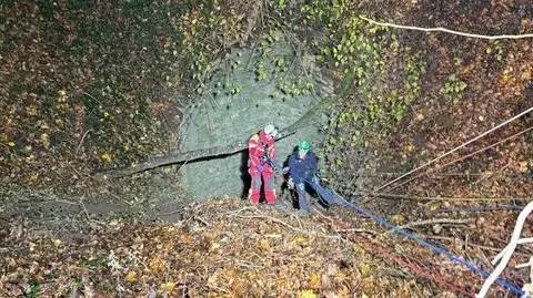Nastolatkowie uciekali przez las, wpadli do kilkudziesięciometrowego szybu