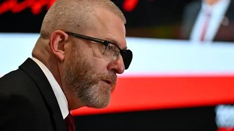 Europoseł Grzegorz Braun podczas debaty "Nie tylko o komorach gazowych! Wszystko, co chcielibyście wiedzieć, a o co boicie się zapytać", Kielce, 11 października 2025