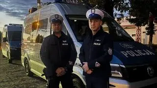 Policjanci eskortowali rodzącą kobietę do szpitala