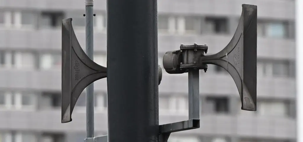 Gdzie jest najbliższy schron? Czy jechać po dziecko? Ekspert wyjaśnia