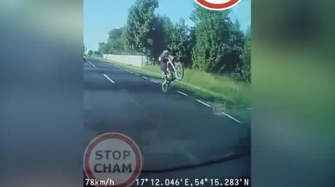 Na jednym kole wyprzedzał auta