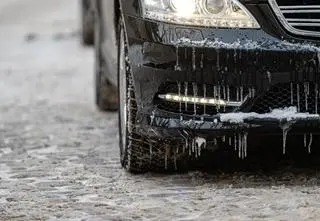 Niebezpiecznie na drogach. Ostrzeżenia w 15 województwach