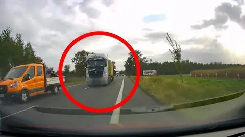Kierowca ciężarówki wyprzedzał "na trzeciego"