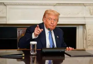Politico o przebiegu rozmowy z przywódcami. Trump miał postawić warunek