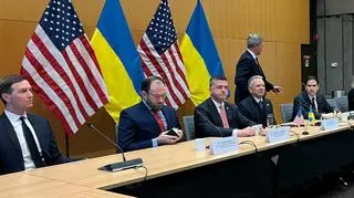 Amerykańska delegacja na szczycie w Genewie. Na zdjęciu między innymi: Jared Kuschner (po lewej), Dan Driscoll (stoi po prawej, zwrócony w stronę Rubio), Steve Witkoff (siedzi przed Driscollem) oraz Marco Rubio (po prawej)