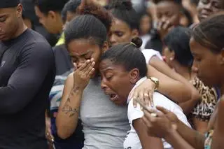 Mieszkańcy opłakują ofiary policyjnej akcji w Rio de Janeiro