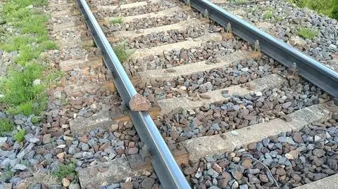 Ktoś układa kamienie na torach kolejowych w okolicach dworca Łódź Chojny