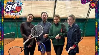 Katarzyna Kolenda-Zaleska, Paulina Krupińska i Joanna Koroniewska oferują rakietę Igi Świątek i wspólny trening