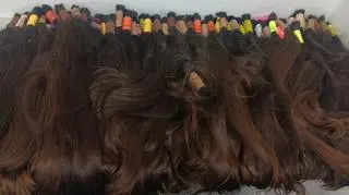 Podróżny w bagażu miał 15 kilogramów ludzkich włosów
