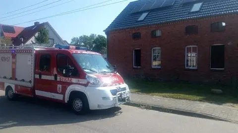 Pomierzyn. Zawalona ściana budynku przygniotła dwie osoby
