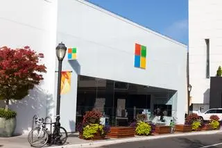 Zwolnienia obejmą około 4 proc. z 228 tys. pracowników Microsoftu na całym świecie. 
