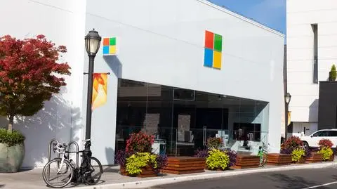 shutterstock_1202645383 Seattle, Waszyngton / USA - 04.10.2018 Sklep Microsoft Store w University Village w Seattle w stanie Waszyngton