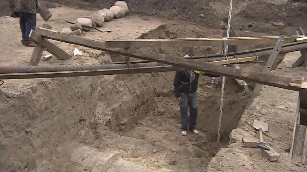 Prace archeologiczne w Poznaniu w miejscu, gdzie w X wieku stał pałac Mieszka I