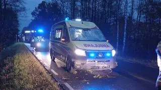 Wypadek karetki we wsi Kolonia Pozezdrze