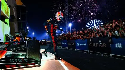 Mistrz zaczął od zwycięstwa. Sensacja na podium, katastrofa Ferrari