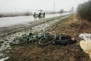 Ciało rowerzysty przy drodze w Buczy