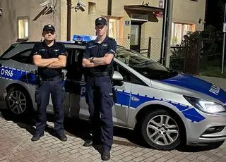 Policjanci pomogli ojcu, który wiózł do szpitala swojego ośmioletniego syna